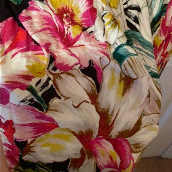 Black and floral patterned v neck dress - Picture 3 of 4